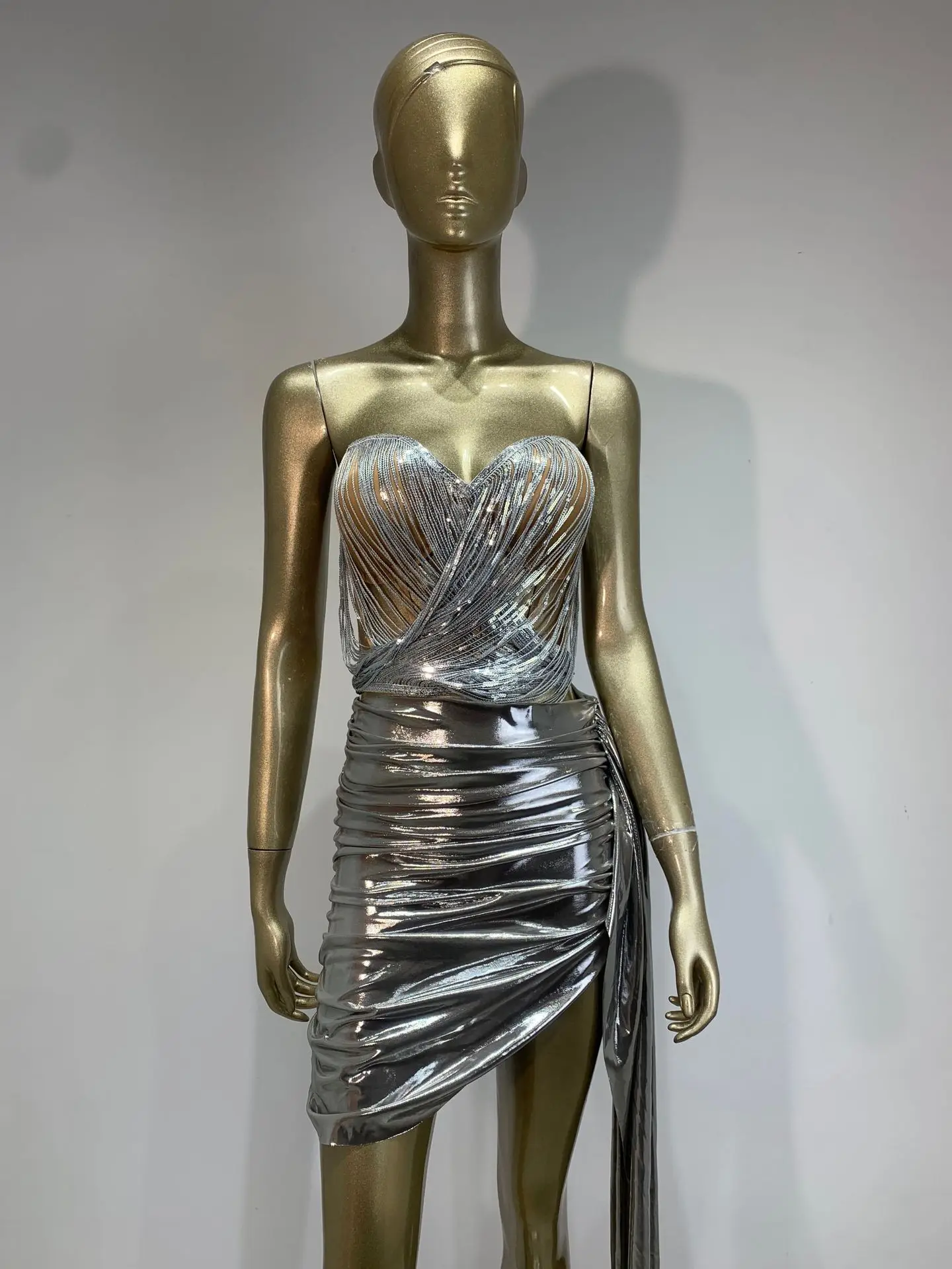 ผู้หญิงหรูหราชุดปาร์ตี้ Silver Strapless Bustier Top และกระโปรงมินิผลกําไรในรอบ 2 ชิ้นชุดชุดราตรีไนท์คลับเครื่องแต่งกาย