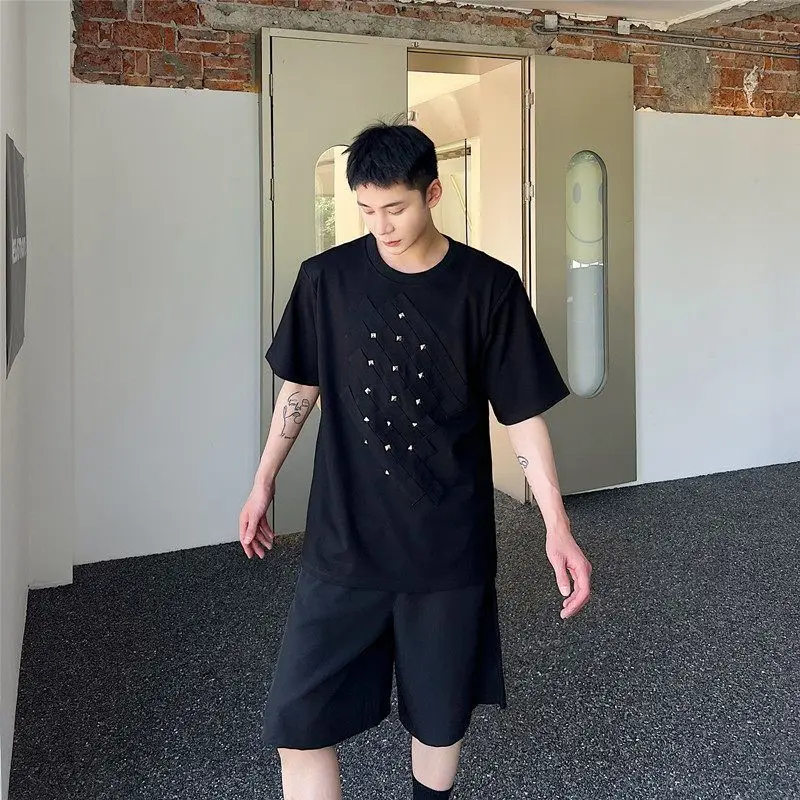 Korean Men Loose T-shirt 3D Woven Plaid Metal Stud Rivet Short Sleeve Round Neck Solid White Street Fashion Casual Oversized Top