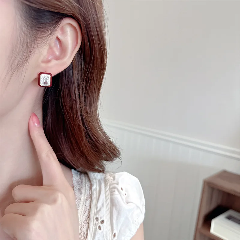 

The new square glazed ear studs are stylish and elegant, featuring niche and simple geometric earrings