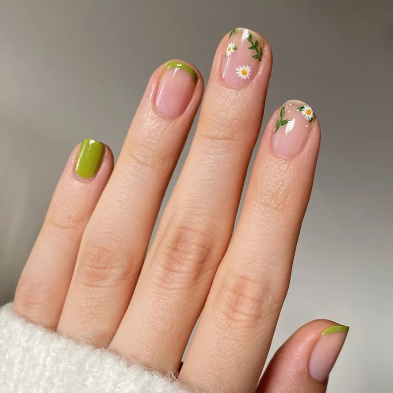 

24pcs Green and Fresh Daisy Press on Nails Short Style Fake Nail Tips Women Wearable Cover Fashion Fang Style False Nails