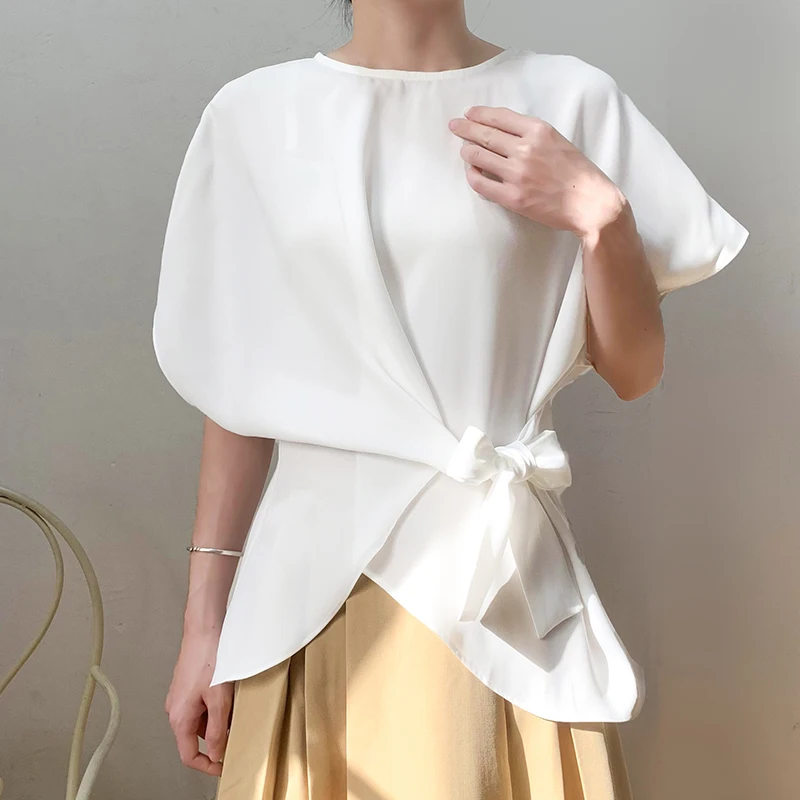 قميص نسائي أبيض فضفاض غير رسمي بأكمام قصيرة مع حزام بتصميم مريح، قميص صيفي عصري للجنسين من البوليستر
