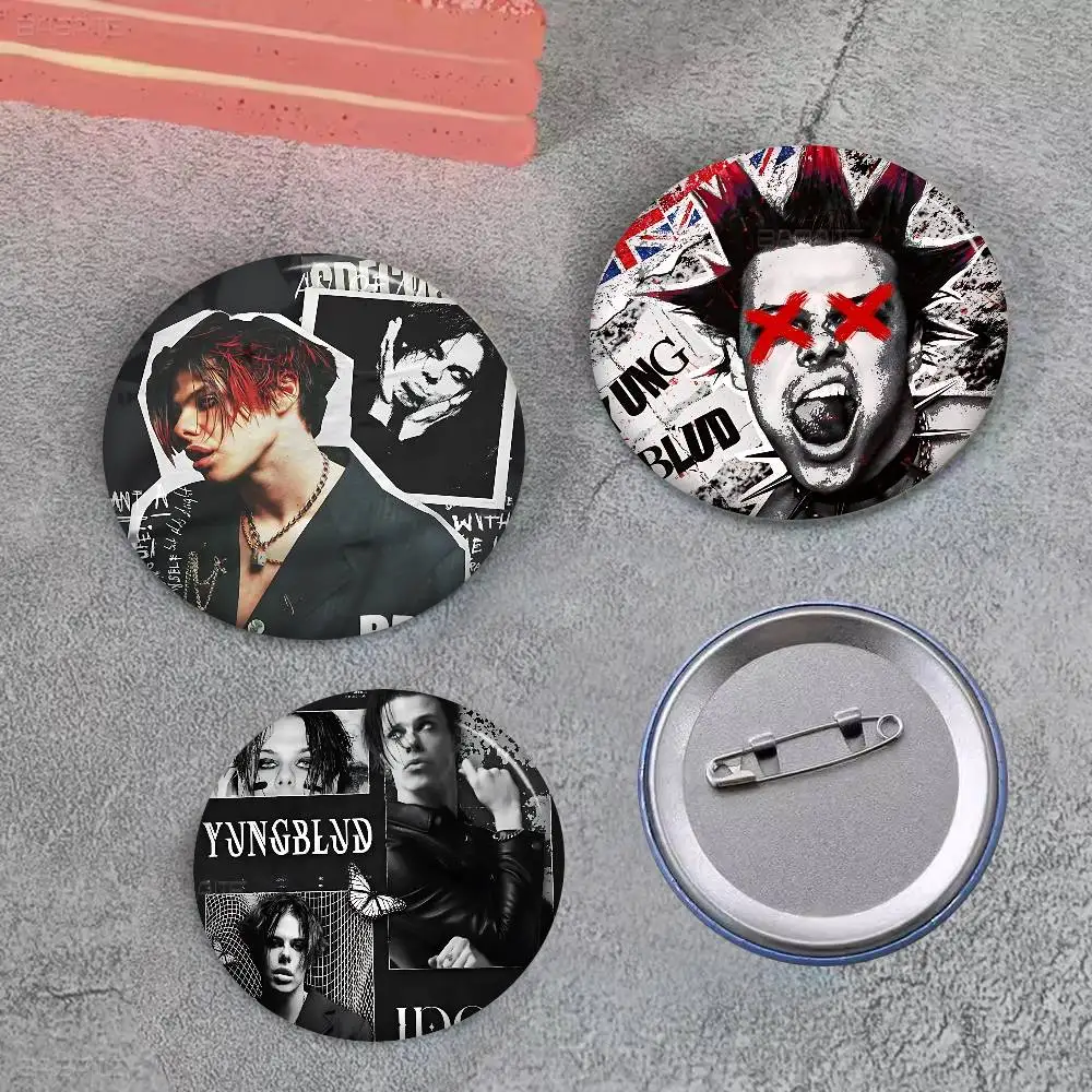 Popular Y-Yungblud cantante suave botón Pin brillante impreso icono regalo para amigos insignia Collar broche solapa Pin Metal