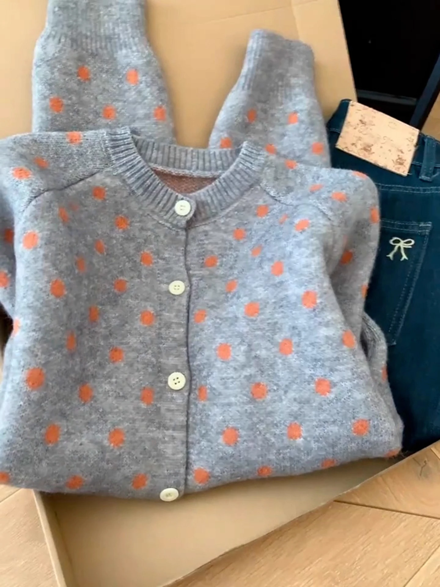 

Chic Korean Sle ey Polka Dot Loose Knitted Sweater Faionable Versatile Age-Defng Small Size Friendly High-End Feeling