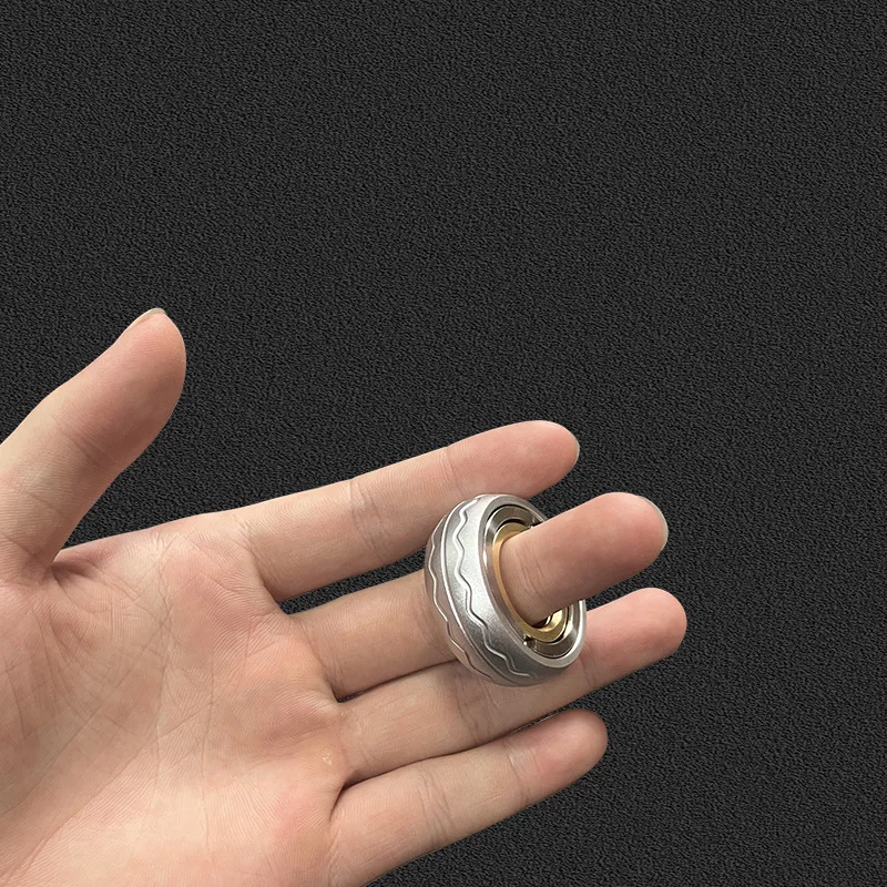 ฟิดเจ็ตสปินเนอร์โลหะ ของเล่นคลายเครียด EDC ของเล่นหมุนนิ้วโลหะ แกดเจ็ตคลายเครียดสำหรับผู้ใหญ่ ของเล่นพกพาสำหรับโต๊ะทำงาน