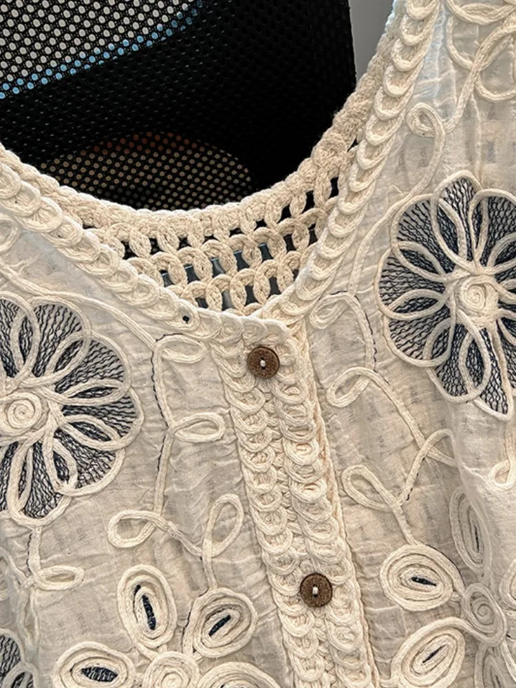 Wyrafinowany haft, ażurowy, dzianinowy top bez rękawów, damski letni top w stylu koreańskim, luźny krój, detale z guzikami, dekolt w serek.