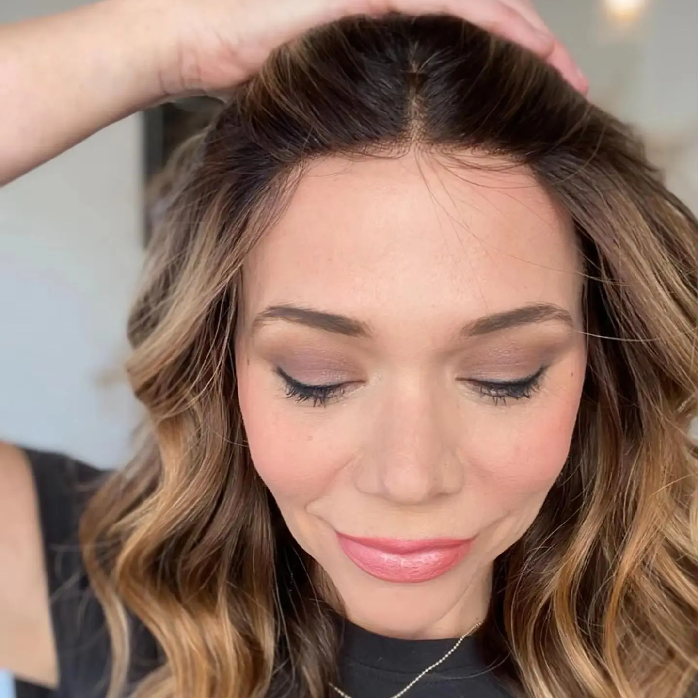 ombre-chestnut-brown-highlight-invisible-synthetic-lace-front-wig-middle-part-shoulder-wave-wig-preplucked-heat-resistant-fiber