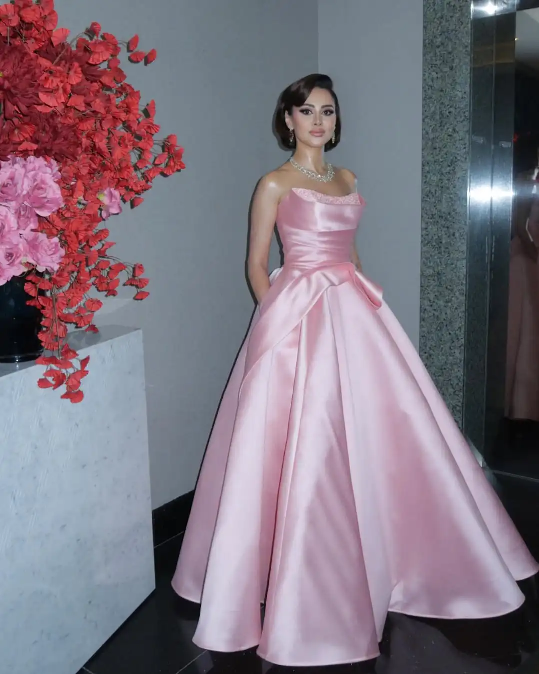 Dostosowane moda sukienka różowa satynowa cekinowa bez rękawów długość podłogi suknie Maxi-line suknie balowe formalne sukienki na przyjęcie 2025 nowość