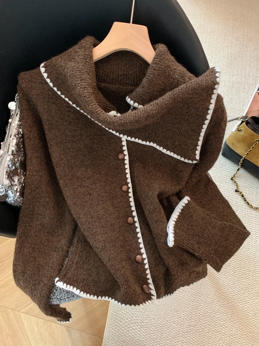 

Женский вязаный свитер с V-образным вырезом, модный ретро-стиль, кофейного цвета, с воротником-шарфом, контрастными вставками, зимний, утепленный, на одной пуговице, укороченный топ