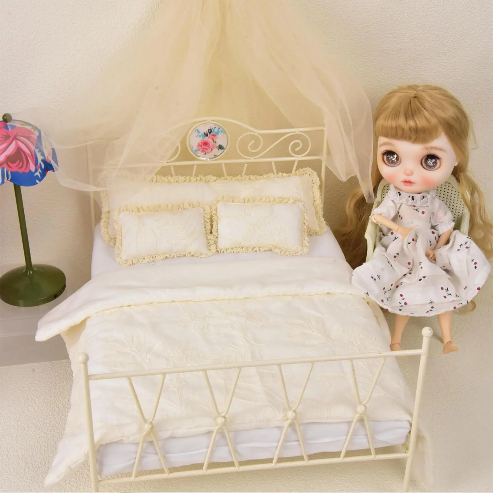 1:6 Scale Dollhouse Bed Photo Props Mini Retro Bed for Landscape Decorations Gift Life Scene Layout Micro Landscape Decor view 5