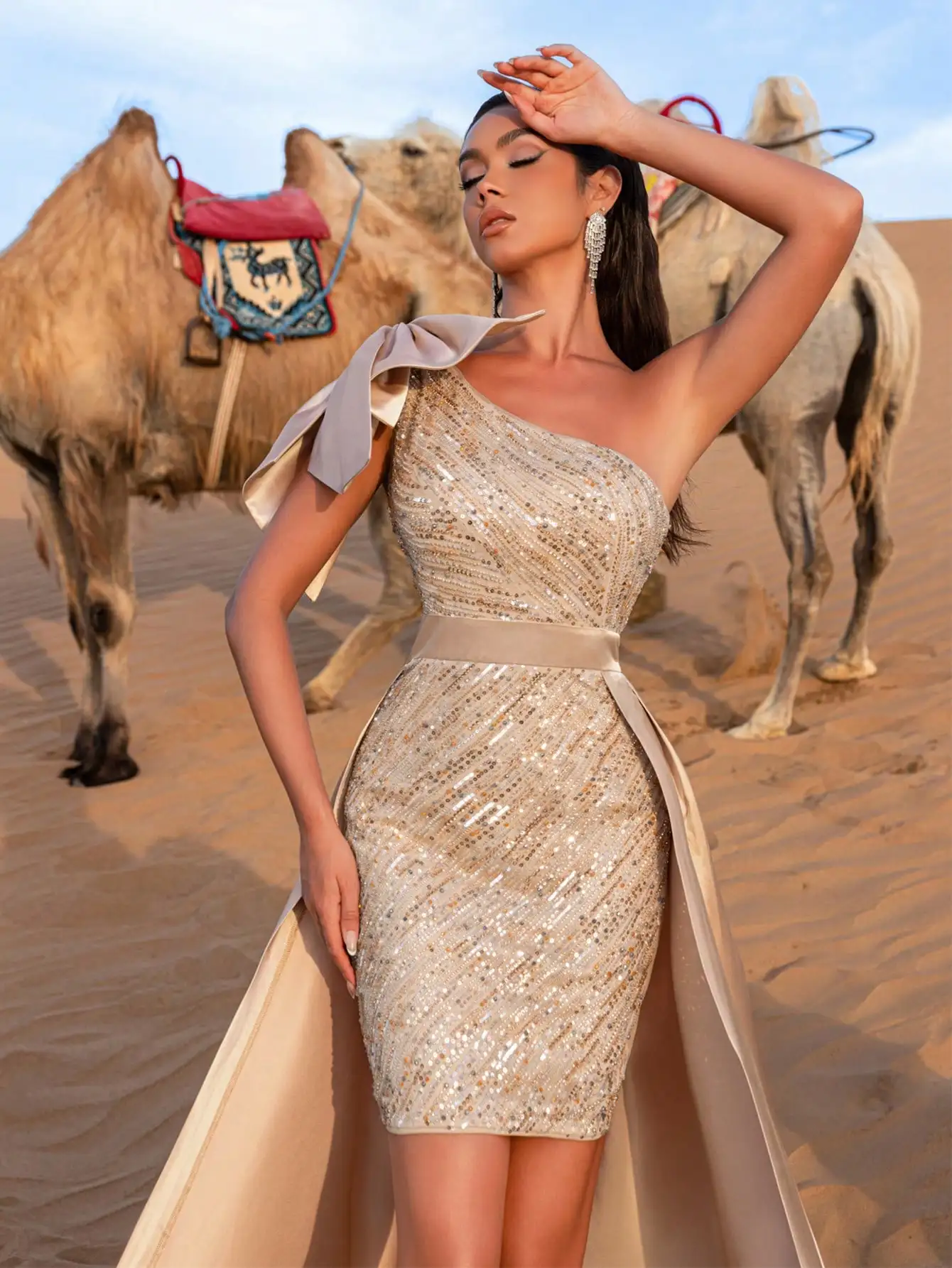 Vestido de festa glamouroso com detalhes em contas de um ombro e saia fluida