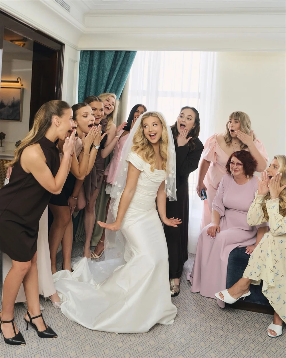 Tokyo Elegant Off Shoulder Satin Mermaid Wedding Dress Long Train Bridal Gown Vintage Ruched Church Reception Party Dress 2026