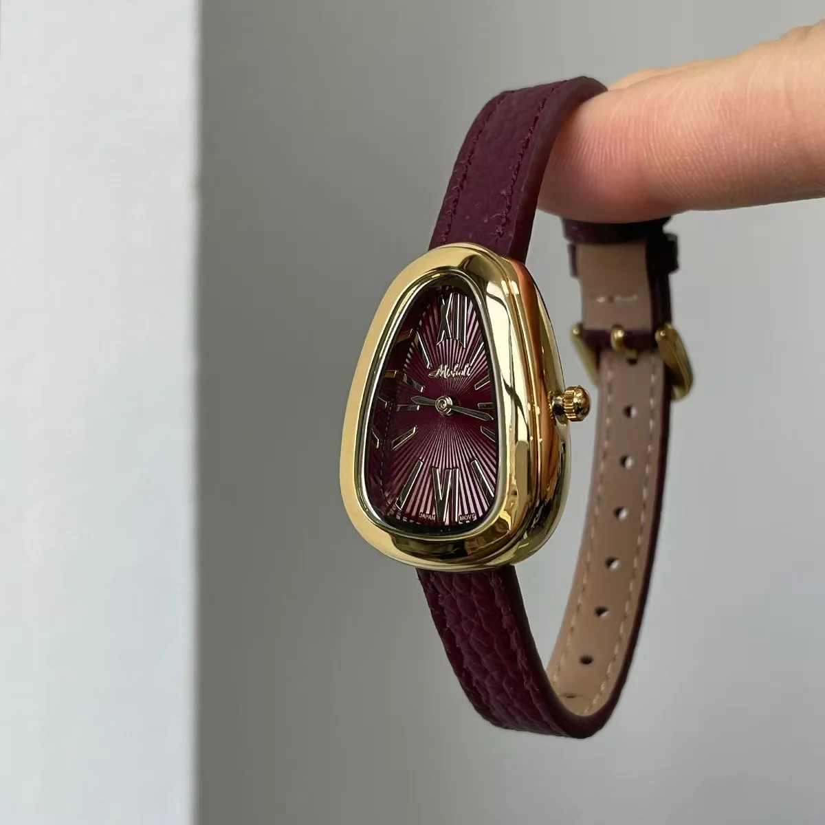 

Новые женские часы в форме змеи 2025 года с ремешком из натуральной кожи, винтажные часы с римскими цифрами, легкая роскошь