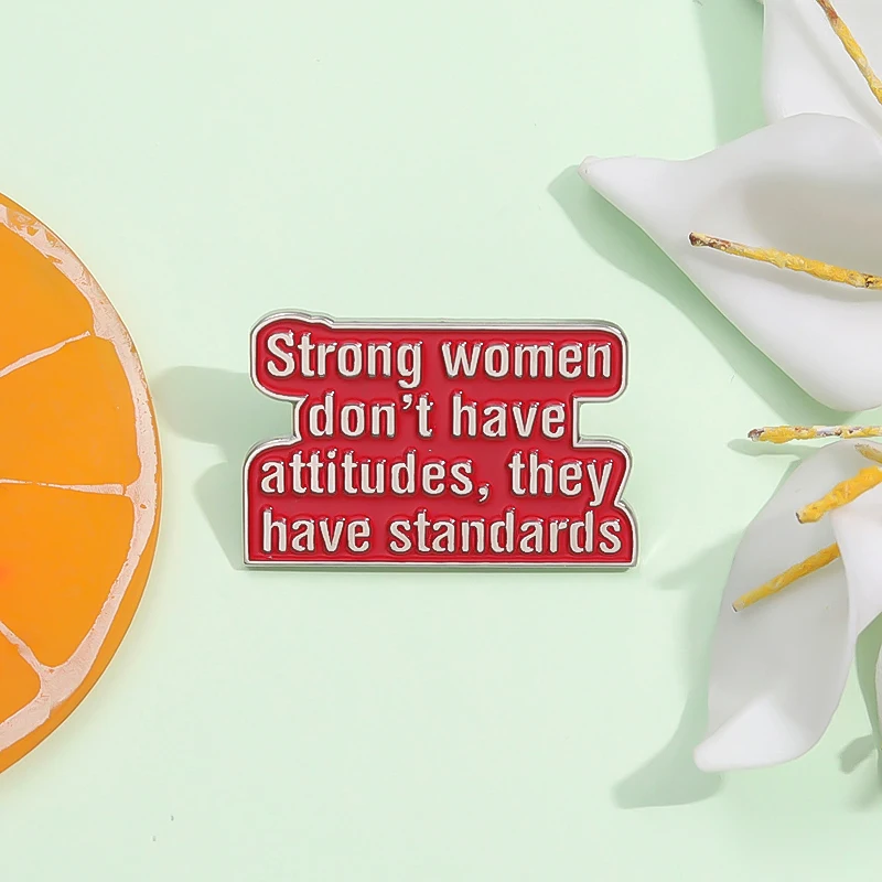 Feministische Damen-Power-Emaille-Anstecknadel „Strong Women Don't Have Attitudes They Have Standards“-Brosche, Anstecknadel, Schmuck, Geschenk für Mädchen