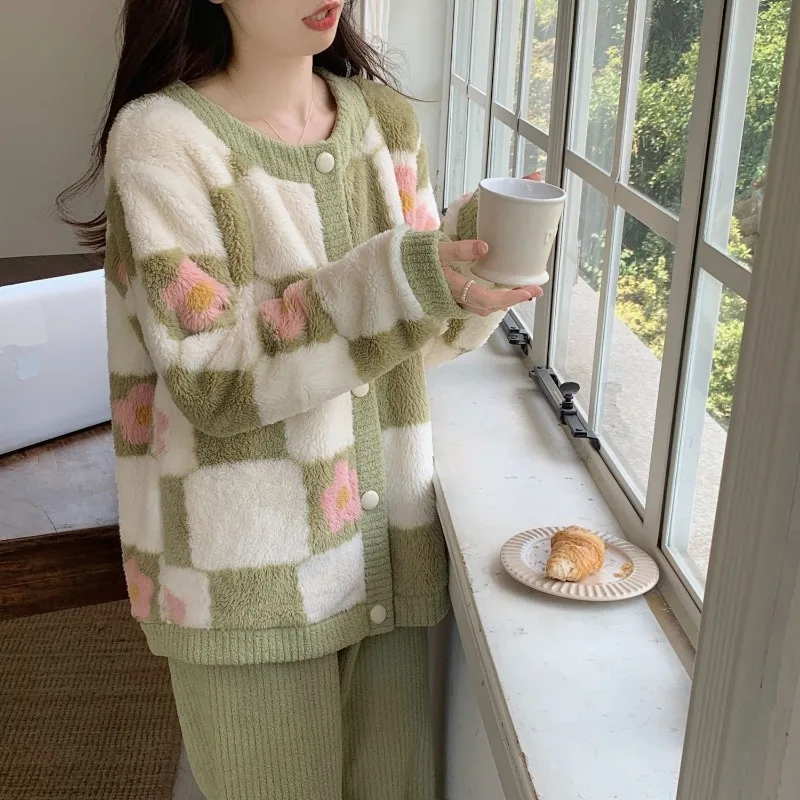 

New Pajamas Female Autumn and Winter Thickened Coral Velvet Snow Skin Velvet Button Cell Sweet You Can Wear Home Clothes Outside