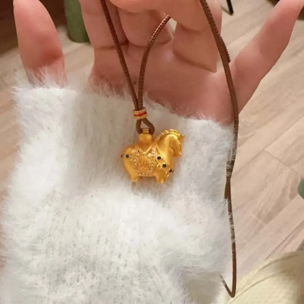 Collar de caballo del zodiaco de lujo, chapado en ocrichal, diamantes de imitación, collar de potro de riqueza, colgante de caballo dorado resistente al agua de acero de titanio