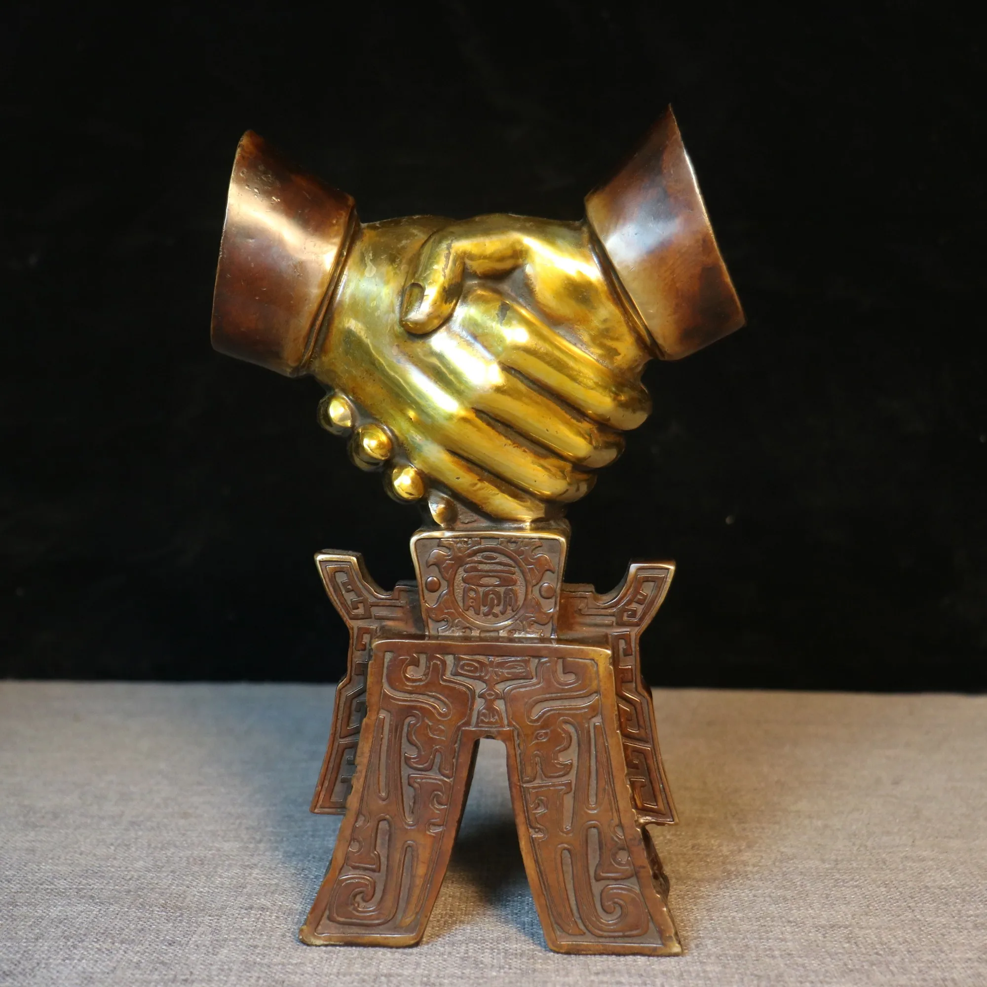 Brass Cooperative Win-Win Statue - Elegant Desktop Decorative Piece for Living Room | Unique Brass Figurine for Home Décor
