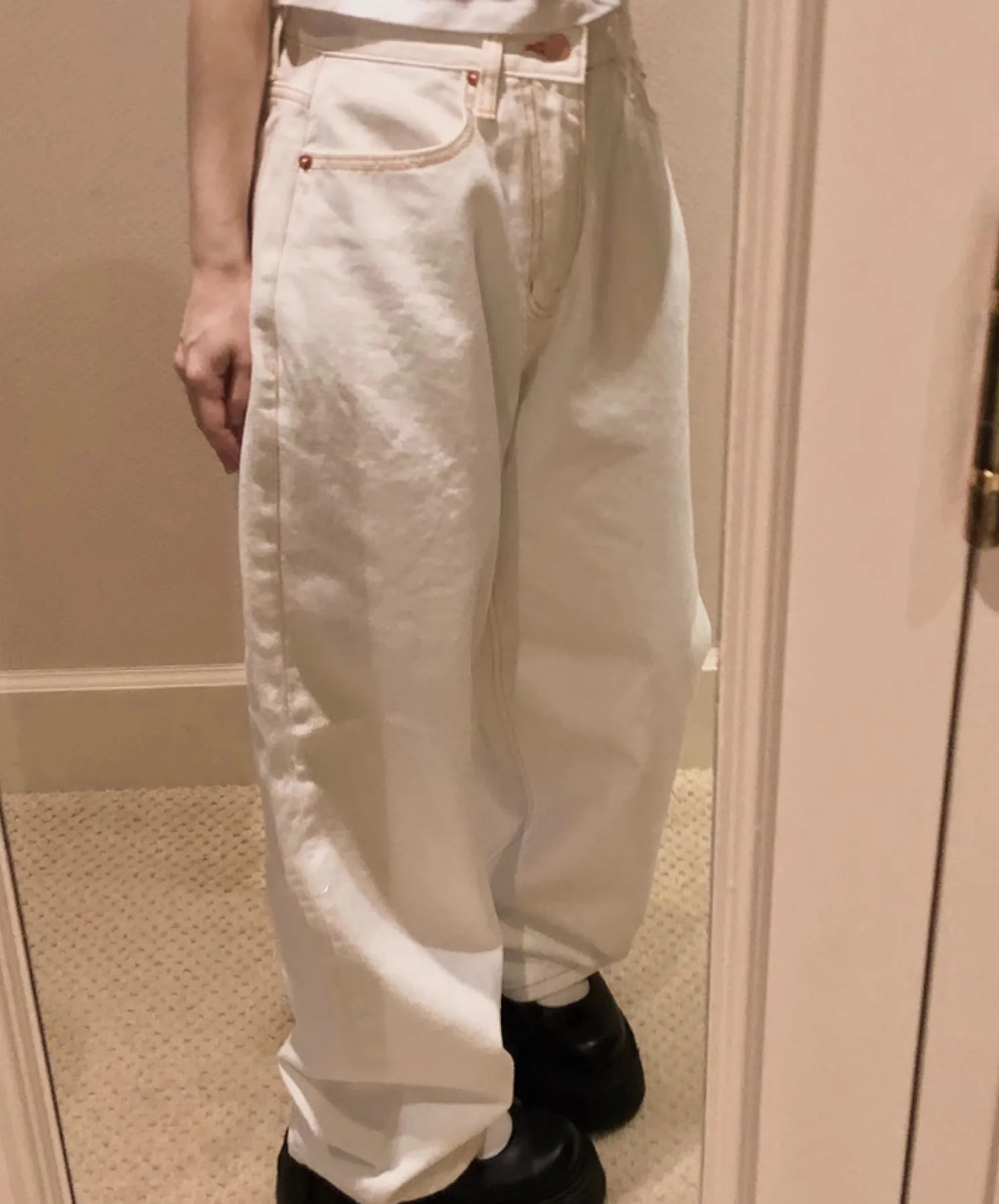 Calças Jeans Es de Cintura Alta com Pernas Retas e Bolsos Bordados em Forma de Borboleta Simples e Estilosas para Mulh...