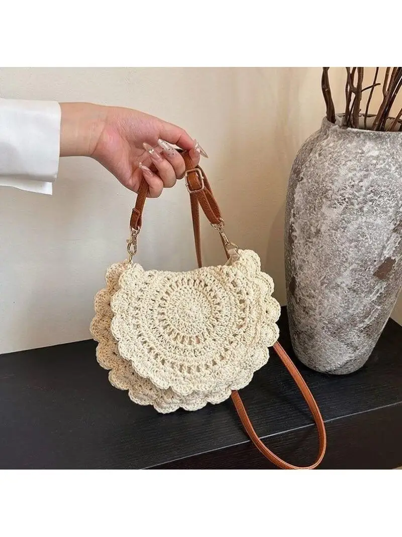 bolsa-de-ombro-transversal-de-palha-artesanal-vazada-semicircular-com-borlas-para-o-verao-–-sensacao-de-luxo