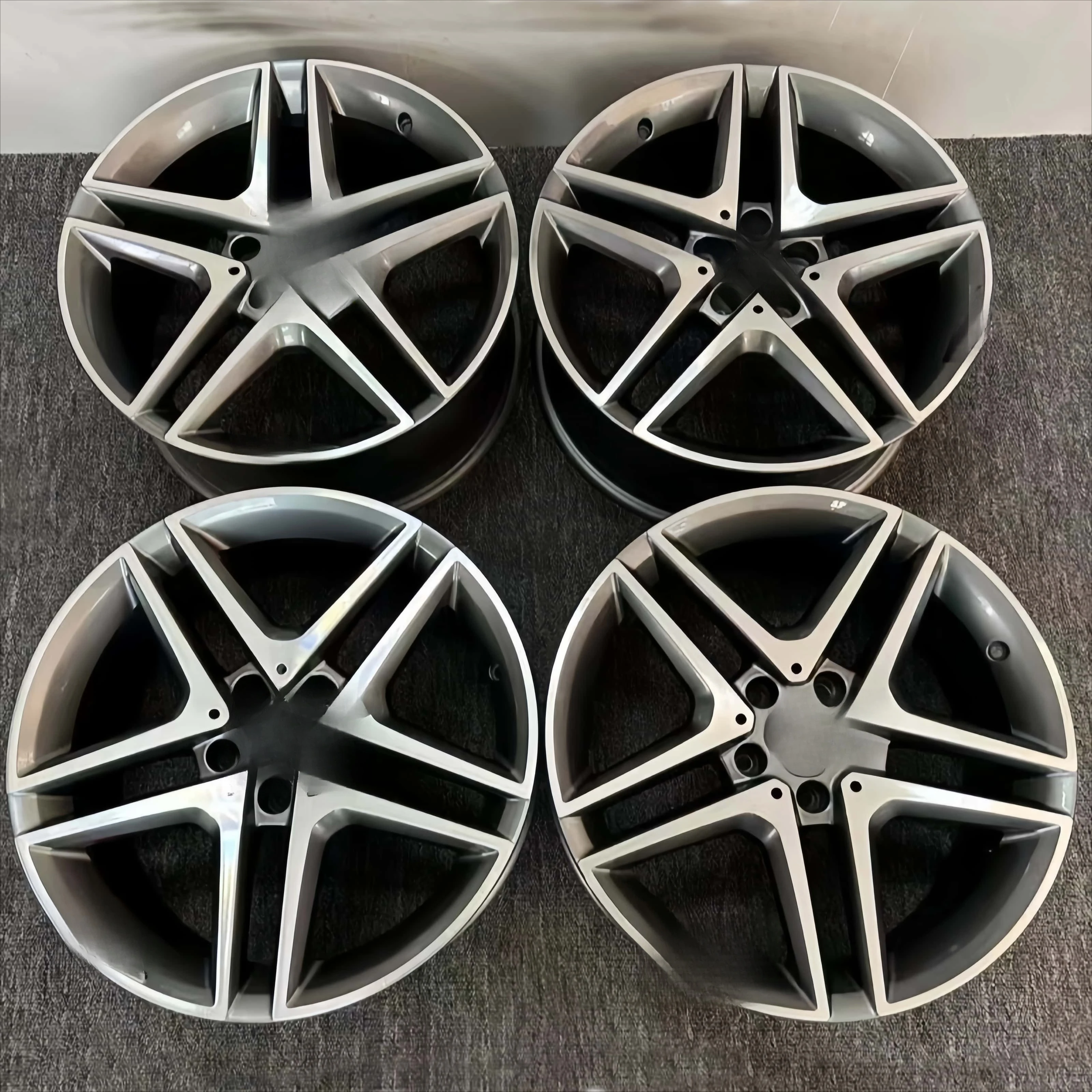 

Для колес и ступиц CLA 18-дюймового размера: оригинальные высококачественные кованые диски из алюминиевого сплава, шины и колпачки.