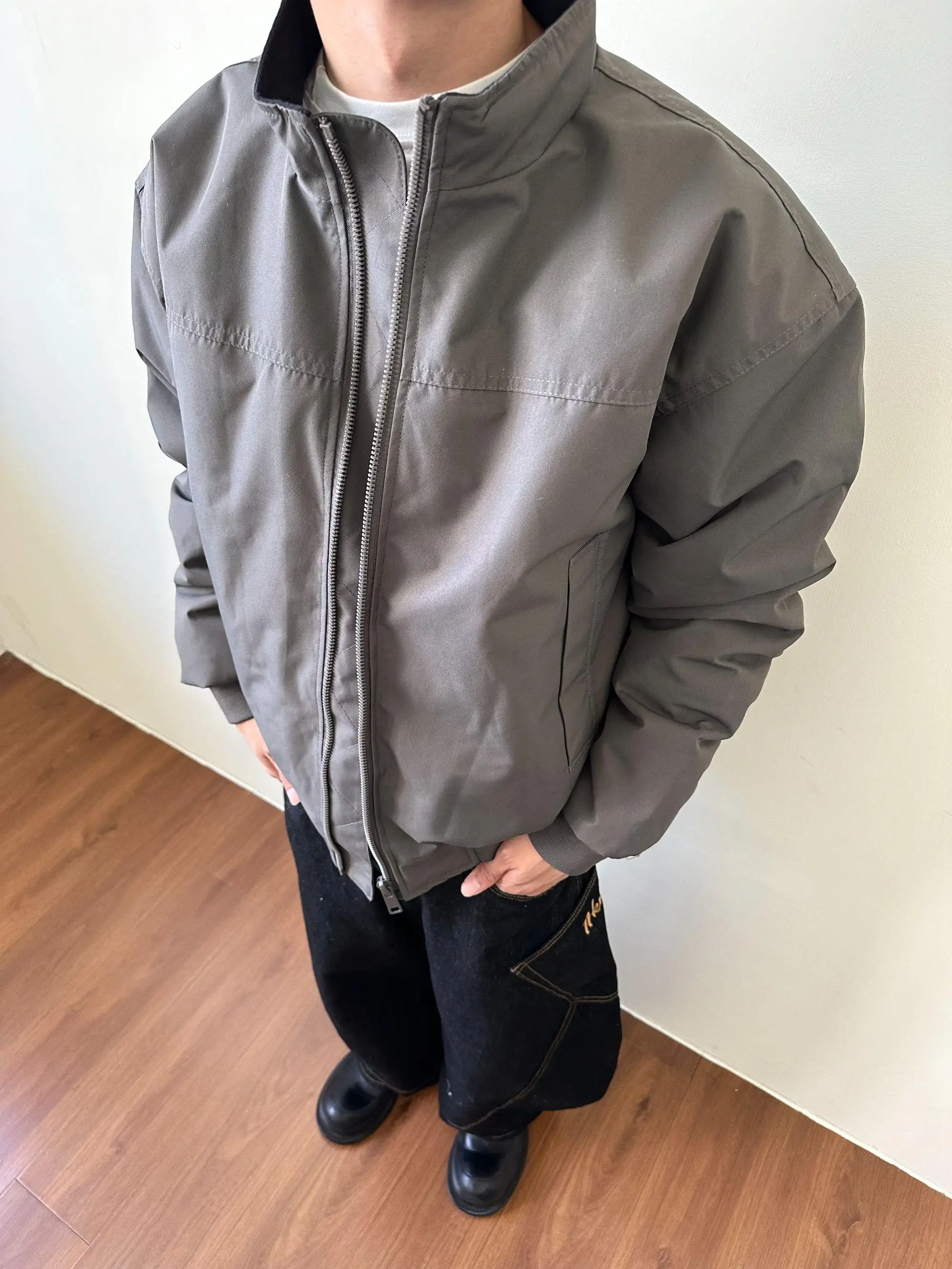 سترات منتفخة قصيرة للرجال معاطف شتوية دافئة خفيفة الوزن وياقة واقفة أمريكية فضفاضة ومتعددة الاستخدامات سترات كاجوال للشارع