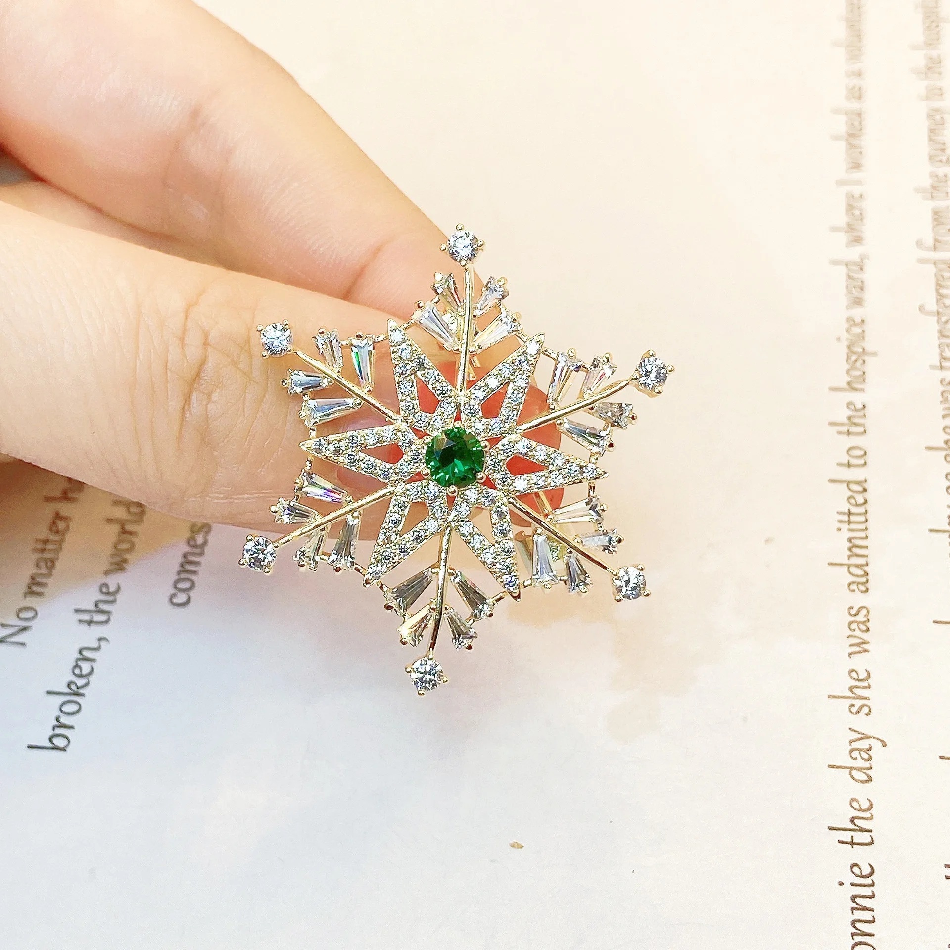 Beautiful Shine Snowflake Brooch Pin Luxury Cubic Zirconia Brooches for Women Elegant Sunflower Clothing Pin 2022 New Year Gift