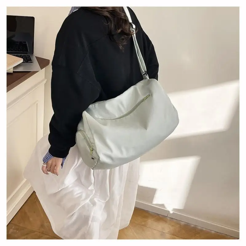 Beige Wasserabweisende Nylon-Reisetasche mit Verstellbarem Gurt Große Kapazität für Fitness Reisen Tägliche Pendlerfahrten – Detail 12
