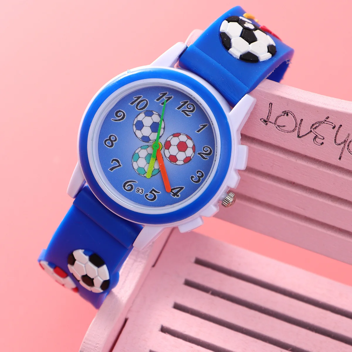 2 Stück dreidimensionale 3D-Kinderuhr, kreatives Cartoon-Muster, langlebiges Armband, angenehm zu tragen, Geschenk für Kinder, zufällige Farbe