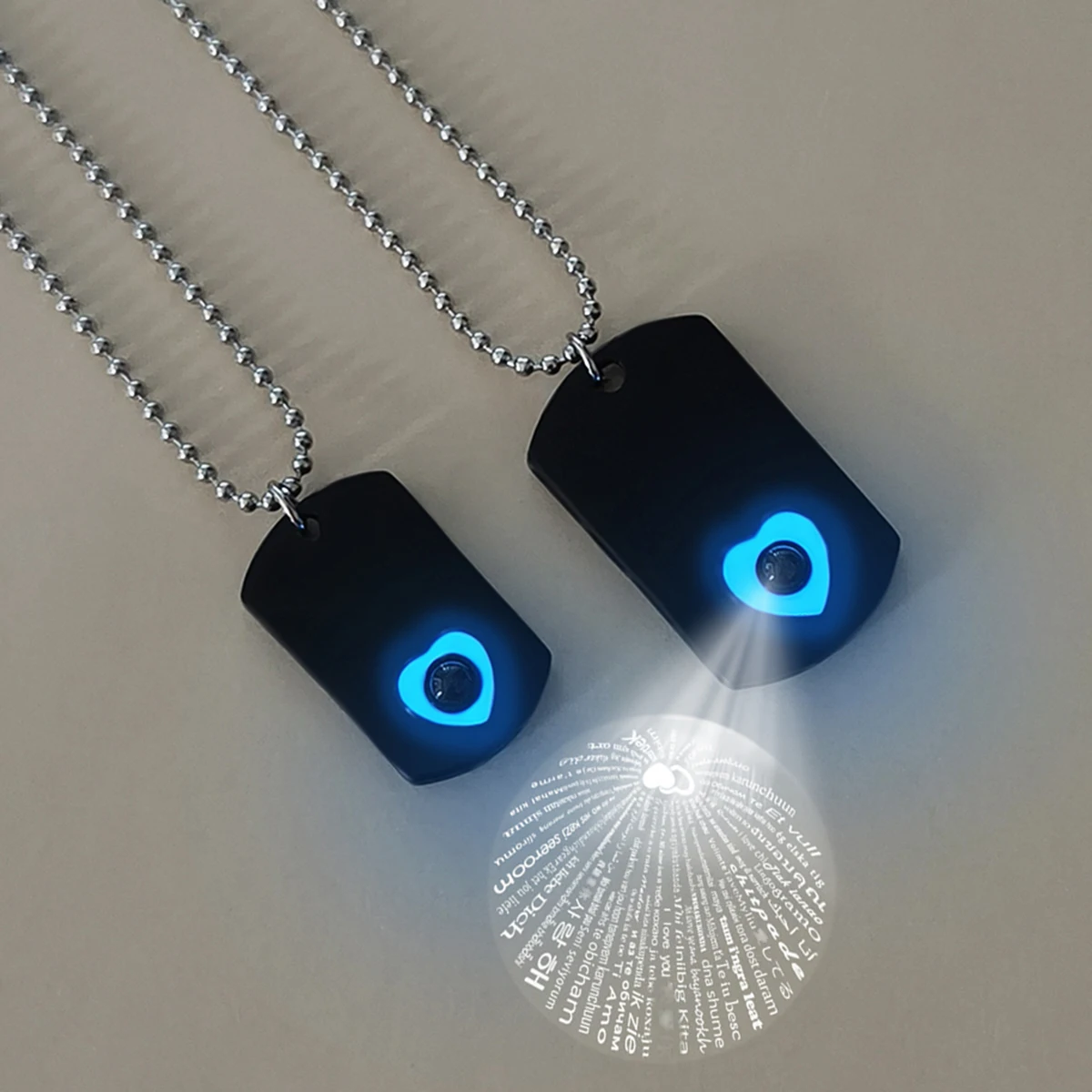 مجموعة مكونة من قطعتين من قلادات القلب المتوهجة في الظلام مع 100 لغة "أنا أحبك" هدية مجوهرات عصرية للزوجين #2