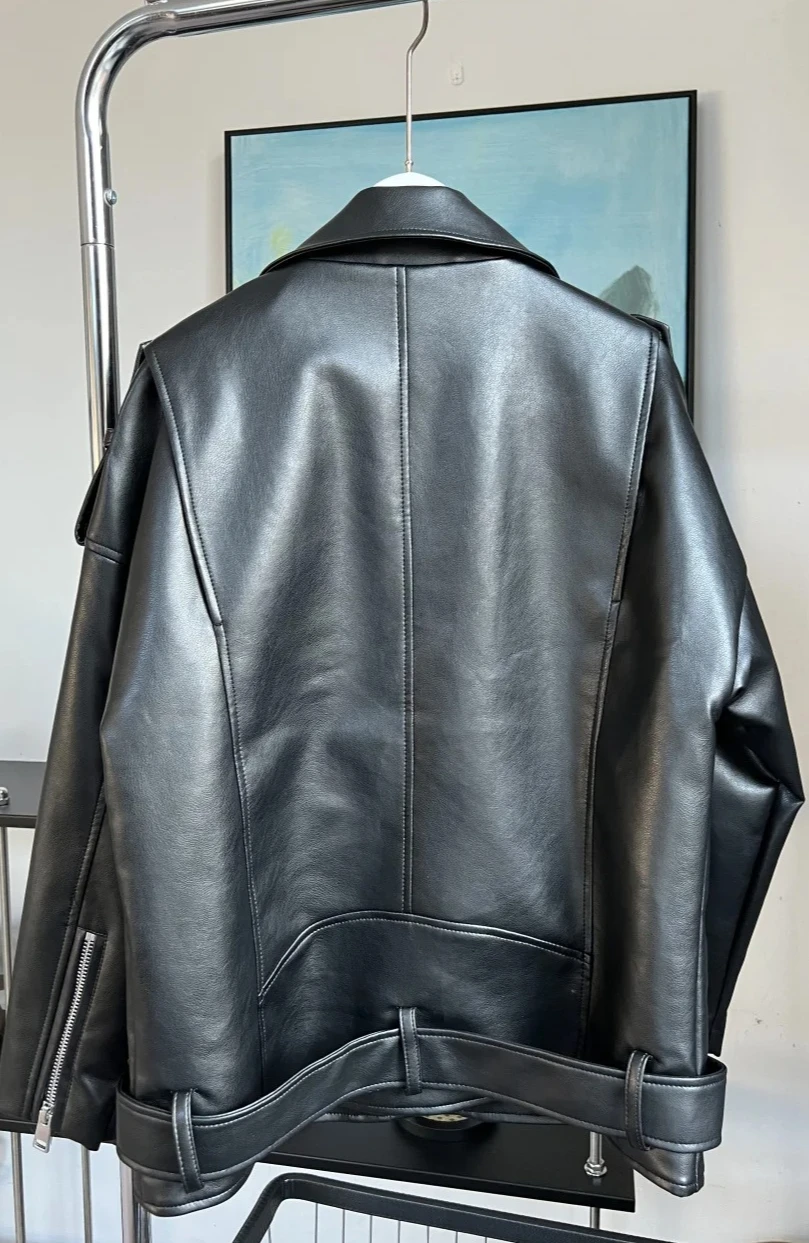 เสื้อแจ็คเก็ตมอเตอร์ไซค์หนังเทียมผู้หญิงทรงหลวม แต่งกระดุมไหล่ ซิปเฉียง แนวลำลอง สไตล์สบายๆ