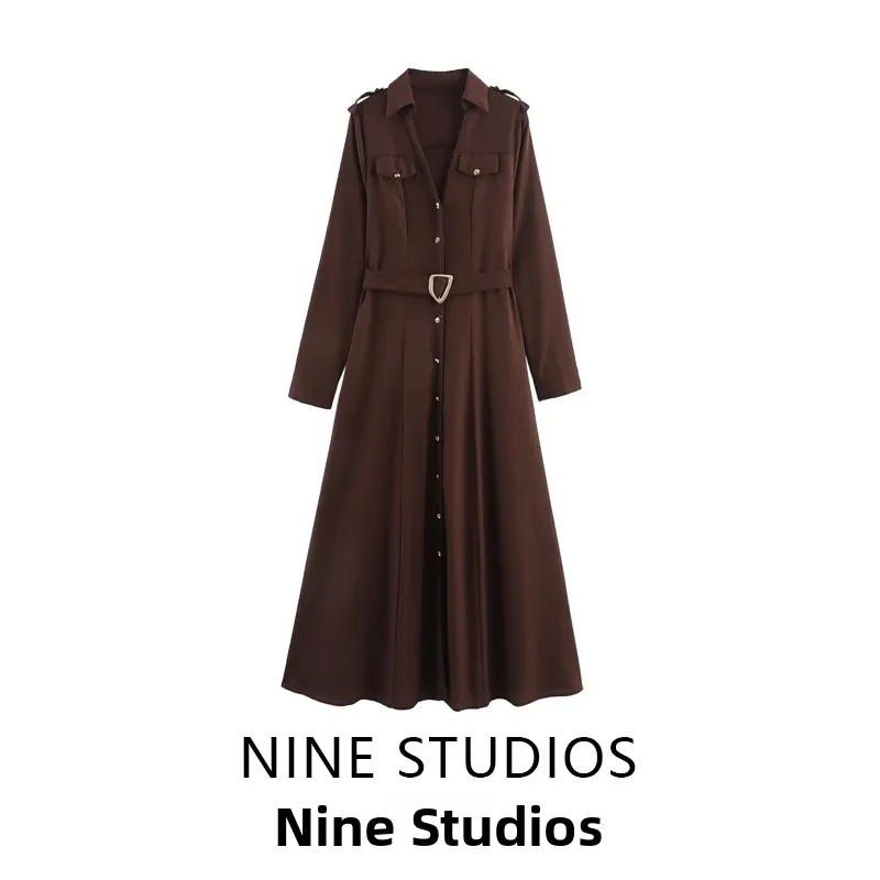 Długa sukienka z dekoltem w serek, z paskiem, z wysokim stanem, rozkloszowana, z poliestru, do pracy, podstawowa, jednoczęściowa.