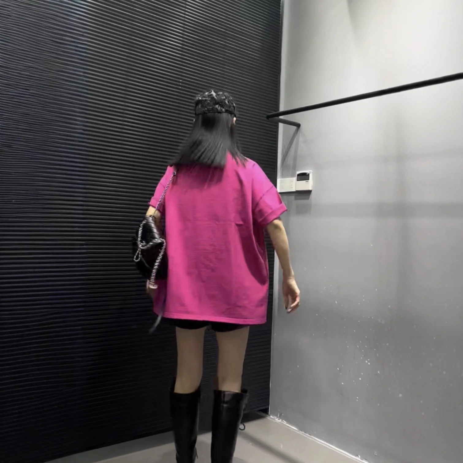 النمط الأوروبي أوائل الربيع المرأة تي شيرت 2026 جديد الثقيلة محكم تنقش فضفاض منتصف طول ملابس Kawaii العصرية