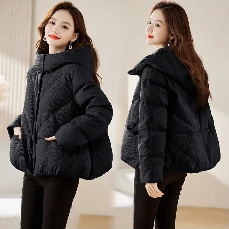 Piumino in cotone leggero con cappuccio Parka coreano da donna con cerniera invernale 2025 Nuovo cappotto caldo allentato e spesso alla moda Capispalla W1409