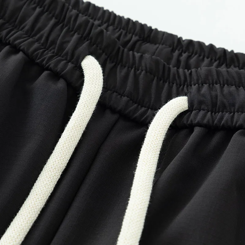 กางเกงคาร์โก้บุขนหนานุ่มสำหรับผู้ชาย 1 ตัว สำหรับฤดูใบไม้ร่วงและฤดูหนาว กางเกงคาร์โก้ทรงตรงมีเชือกผูกเอว ใช้งานได้หลากหลาย มีกระเป๋าหลายช่อง กันลม กันหนาว เหมาะสำหรับกิจกรรมกลางแจ้ง กางเกงลำลองไซส์ใหญ่ แฟชั่นสำหรับผู้ชาย ใส่กันหนาวได้