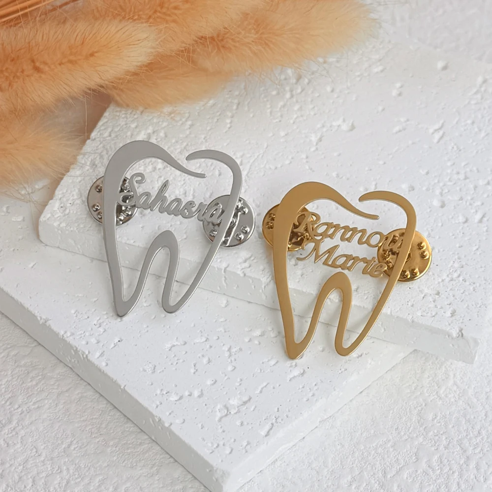 

Персонализированная брошь с зубами, брошь из нержавеющей стали с индивидуальным именем для мужчин и женщин, значок врача, аксессуары для одежды