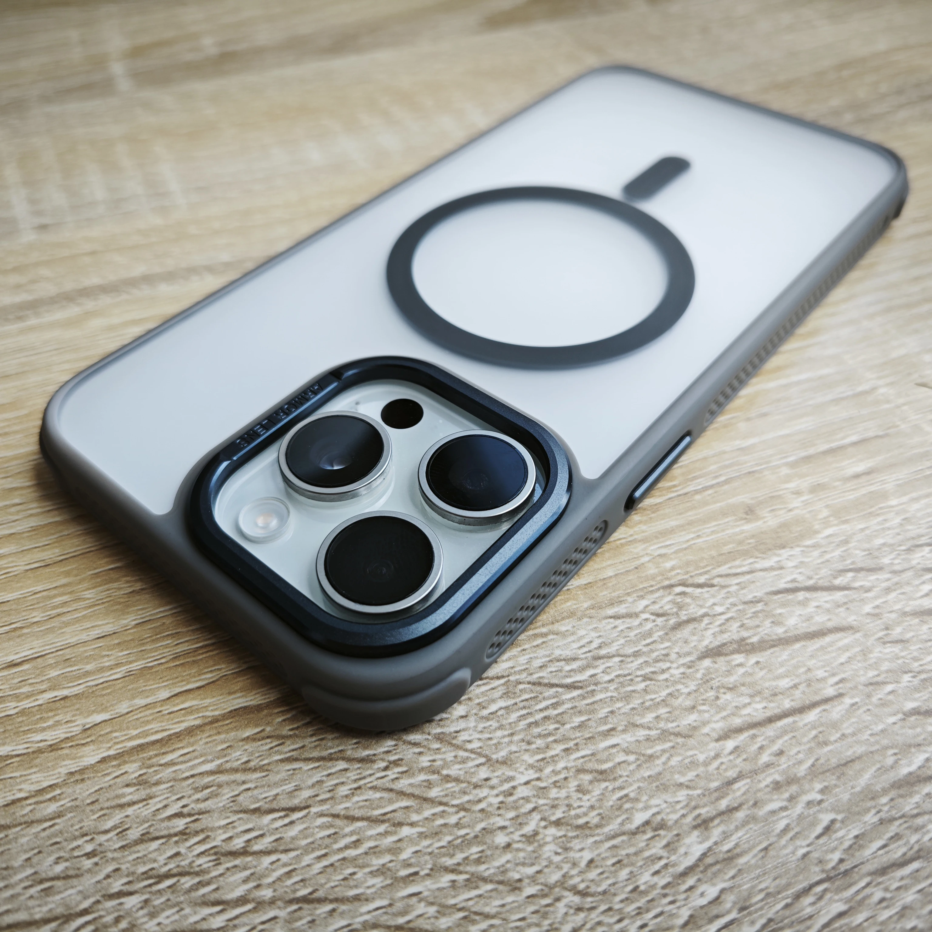 新しいマットアーマー MagSafe対応 高級マグネット式ワイヤレス充電ケース iPhone 17PM 16 15 14 17 Pro Max用 耐衝撃ハードカバー 17