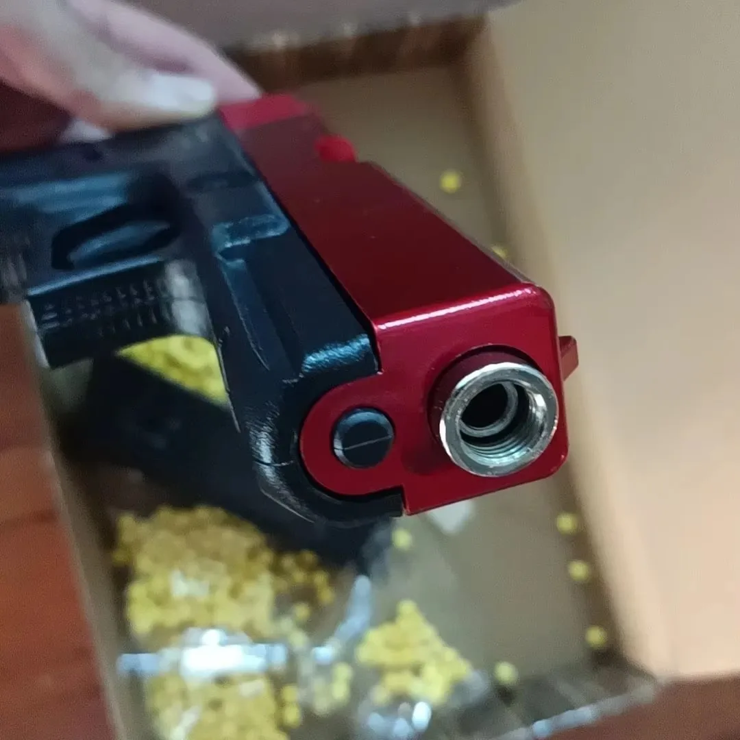 2025 Pistola giocattolo per amore per bambini Camera vuota Mitragliatrice sospesa Pistola giocattolo Manuale a sgancio rapido Ragazzo Q1 Rivista inferiore per bambini