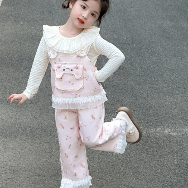 

Костюм для девочек, весна-осень 2023, новая детская одежда, нижняя рубашка с воротником лотоса для девочек, жилет с героями мультфильмов, брюки, три комплекта