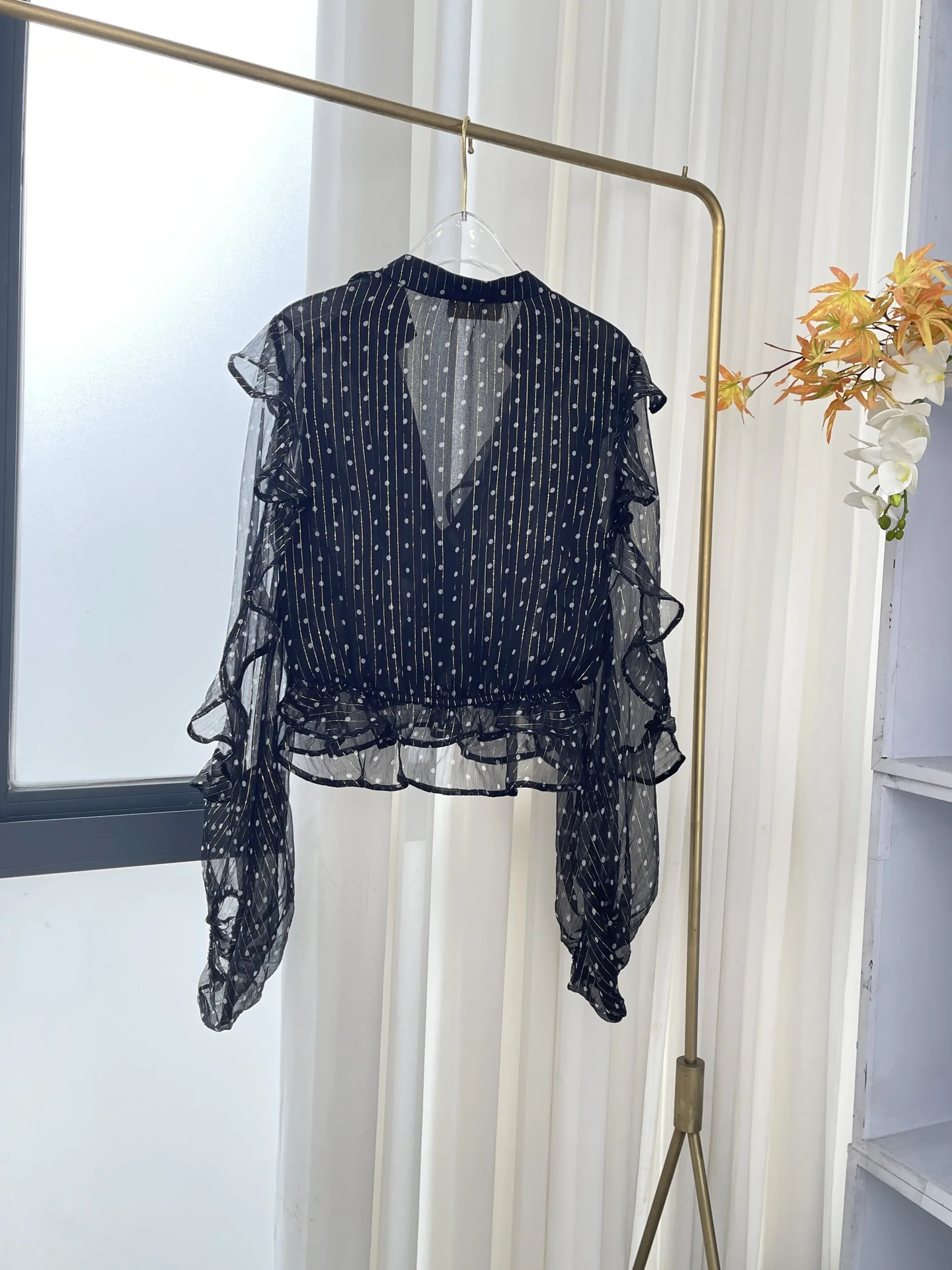 

2025 Высококачественная черно-белая блузка с длинными рукавами и оборками в горошек, топы