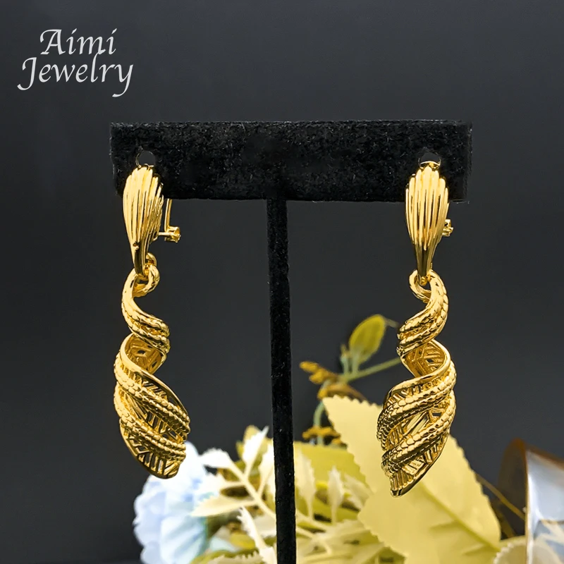 Women's Unique Geometric Twisted Pendant with Chain Set