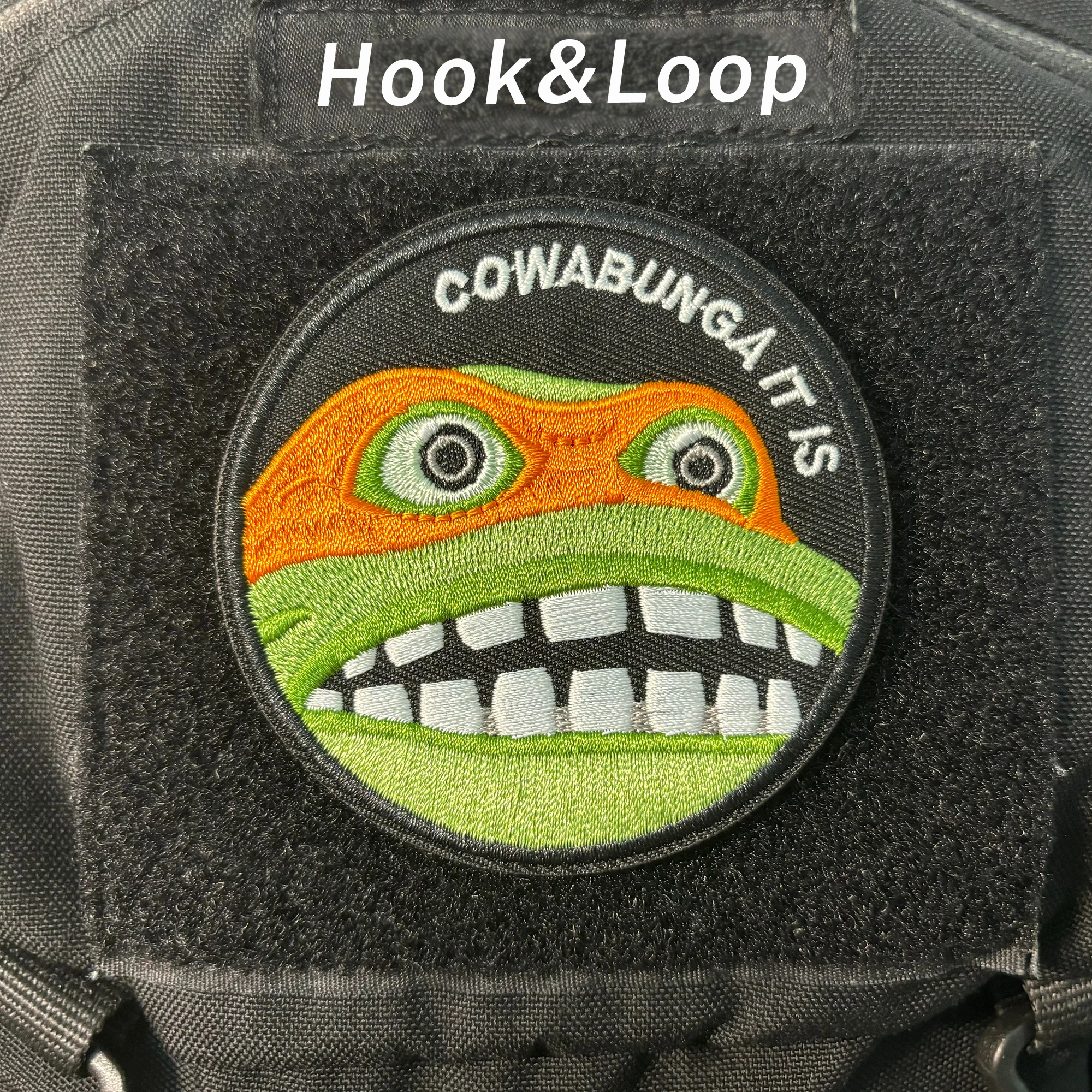 Cowabunga It Is – Lustiger, bestickter Moral-Aufnäher mit Klettverschluss für Rucksäcke, Uniformen, Jacken und Hüte – Detail 3