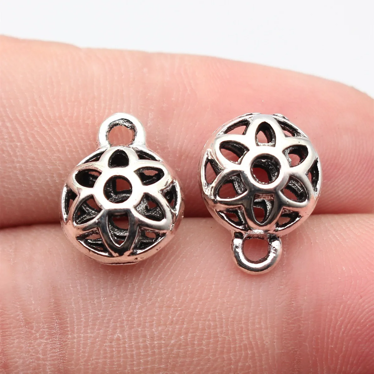 20pcs 16x13x8.6mm(0.63x0.51x0.34inch) Antique Silver Color 3D Hollowed-Out Flower Pattern Round Pendant Jewelry Findings