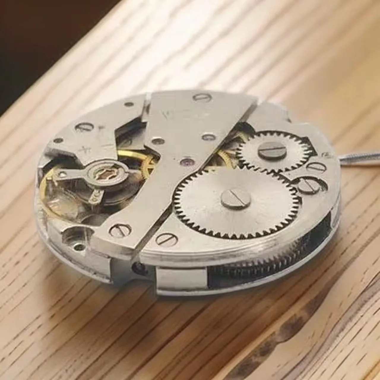 

Механизм часов со статистикой 7120, механизм с ручным заводом, механическое унифицирование 7120.