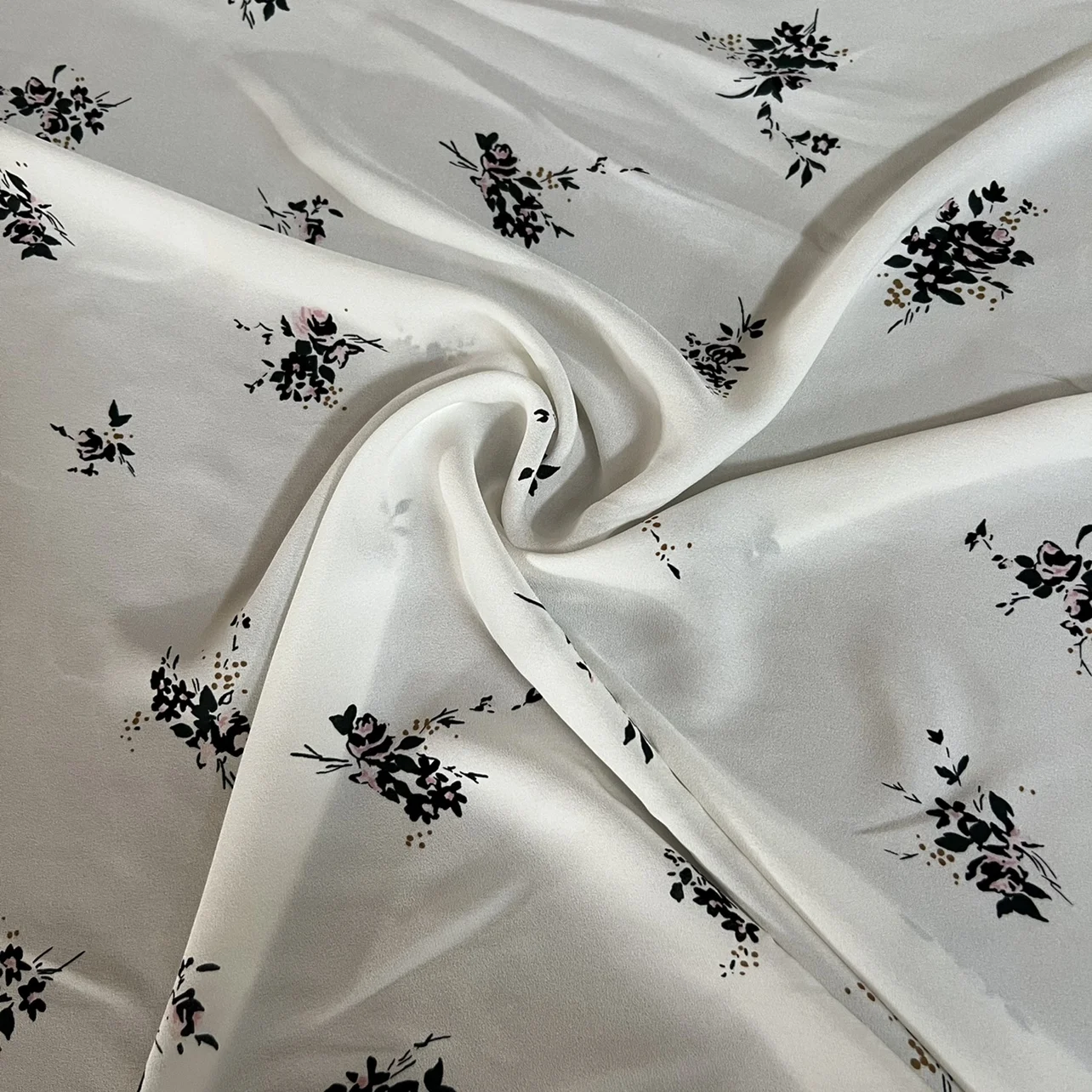 

1 метр, 100% шелковая шелковая ткань 19 Momme, плотная шелковая ткань, белая, черная, с цветочным принтом, ширина 140 см, 55 дюймов, по дворам XX219