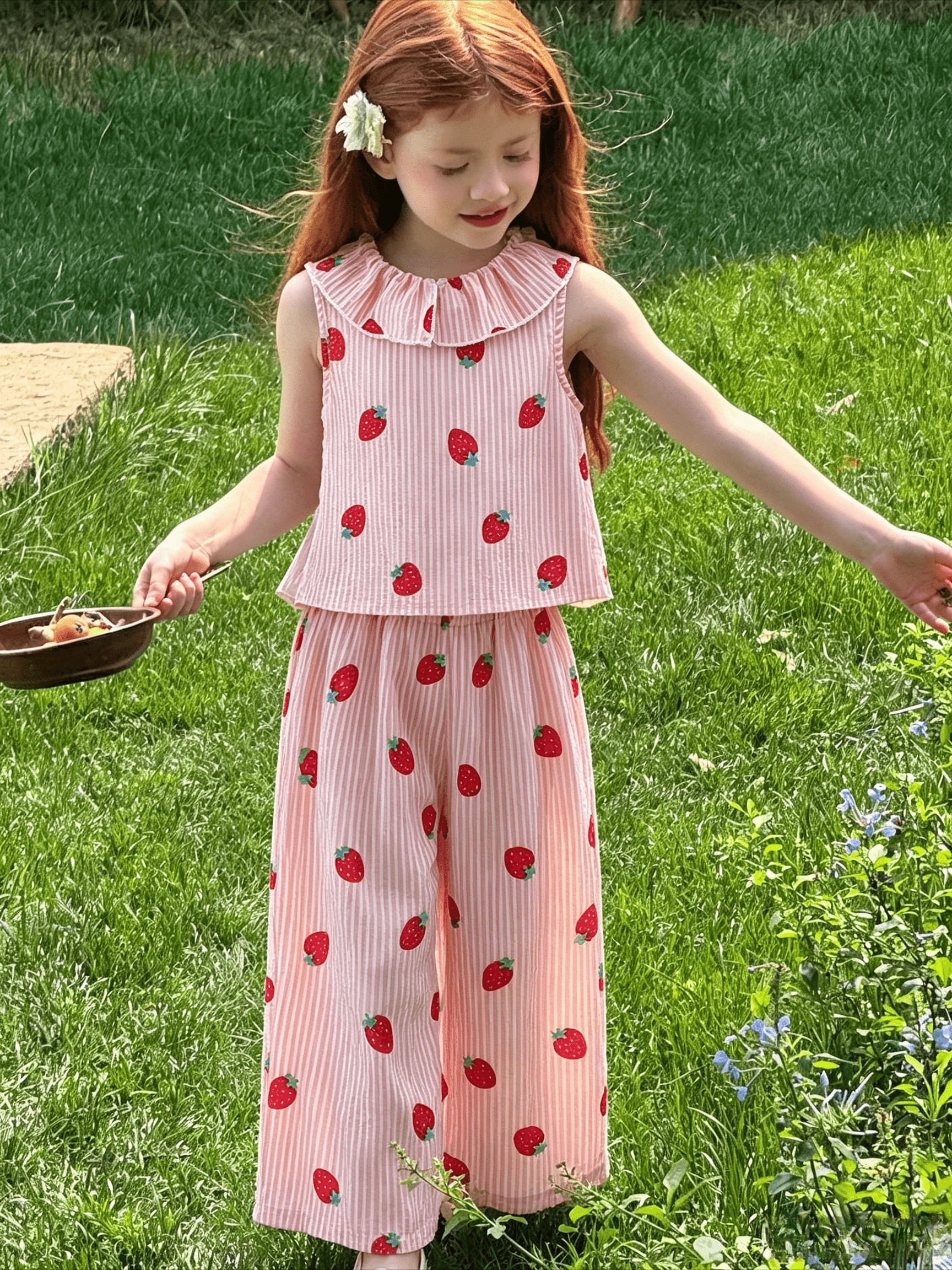 conjunto-de-duas-pecas-rosa-listrado-com-estampa-de-morango-para-meninas-vestido-sem-mangas-com-gola-com-estampa-floral-e-colete-de-algodao-bolha