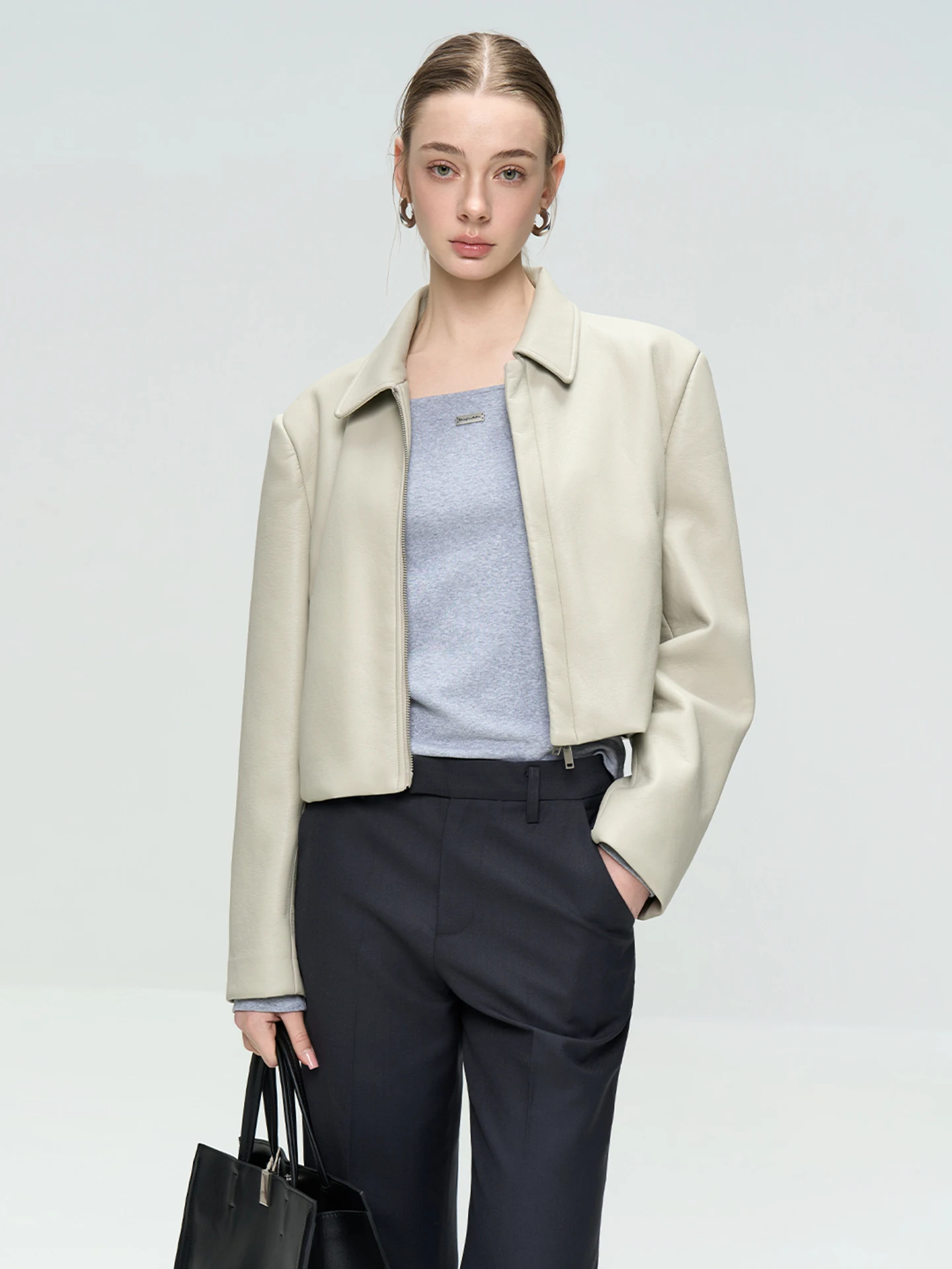 

LUR Early Spring Short PU Leather Jacket Fashionable Turn-down Collar Shoulder-length Outerwear Women's Casual Style Standard...