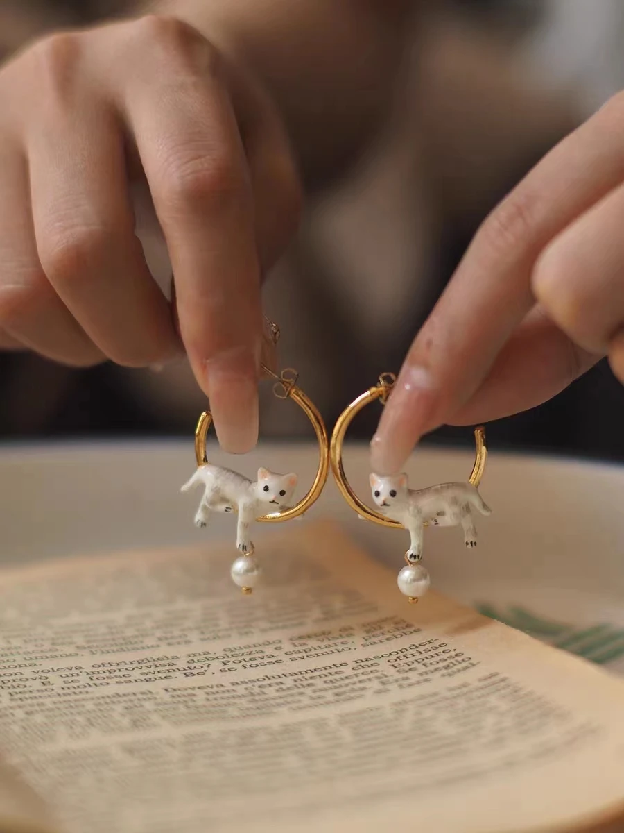 Elegant Cat Pearl Earrings for Cat Lovers
