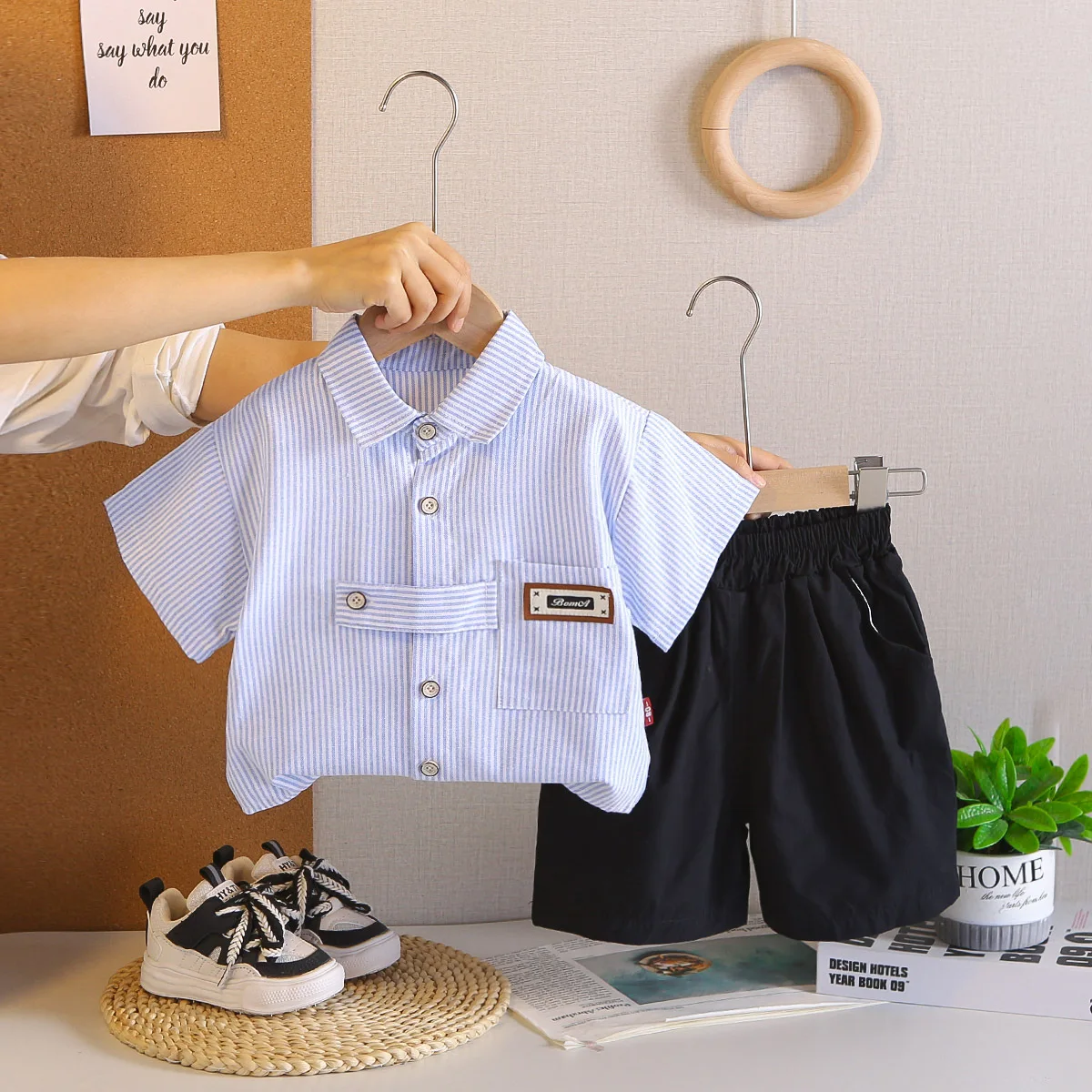 

Комплект детской одежды для мальчиков: летний костюм 2026 года, новая корейская мода, полосатые рубашки с коротким рукавом и шорты, комплект из 2 предметов