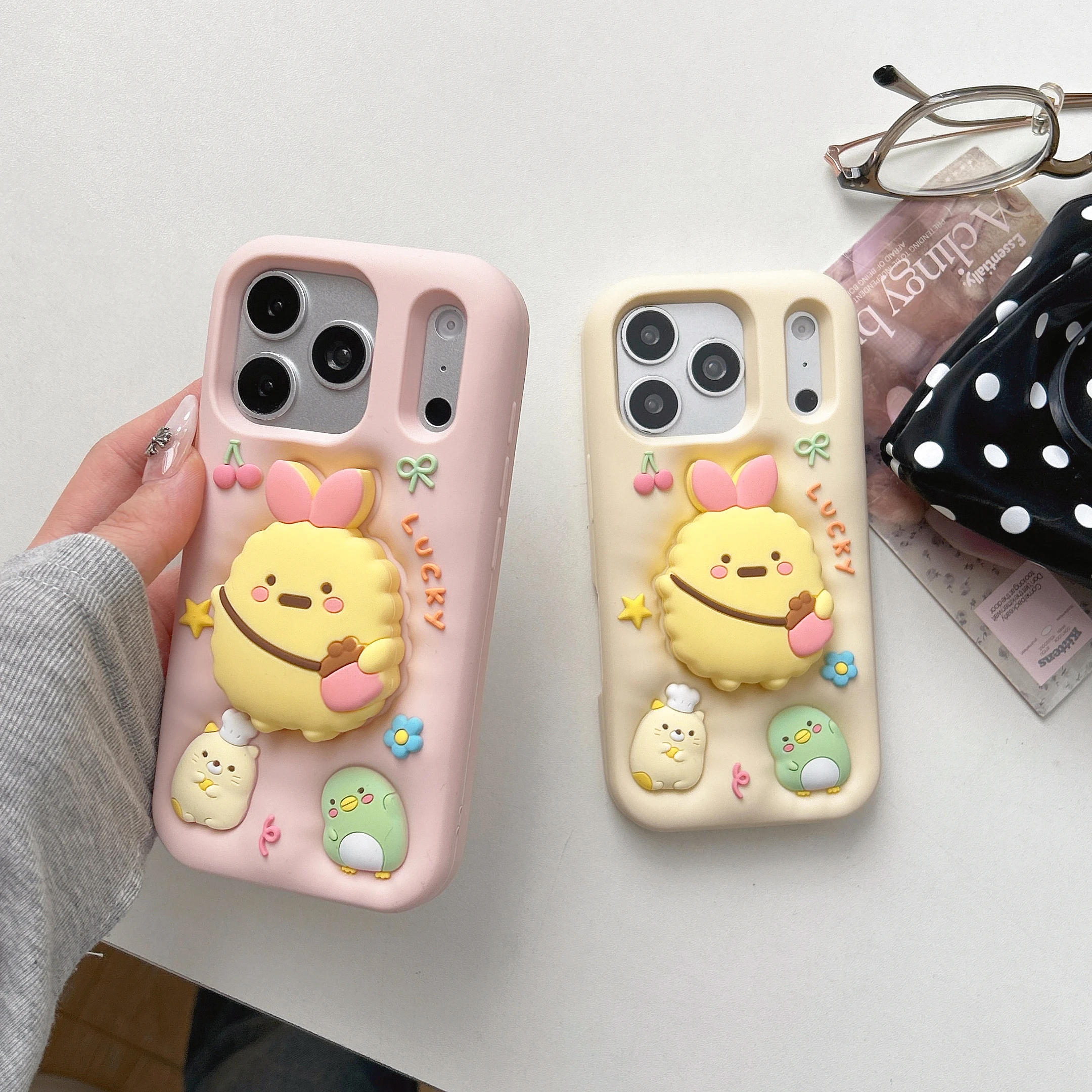Niedliche 3D-Cartoon Sumikko Gurashi Küken-Hülle aus weichem Silikon mit Ständer für iPhone 17 16 15 14 13 12 Pro Max – Detail 1