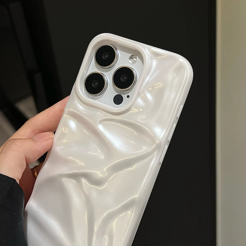 Perlweißes Falt-Textur-Gehäuse für iPhone 16 13 14 11 12 17 18 Pro Max 15 Plus Stilvolle Glänzende Weiche TPU-Handyrückseite – Detail 12