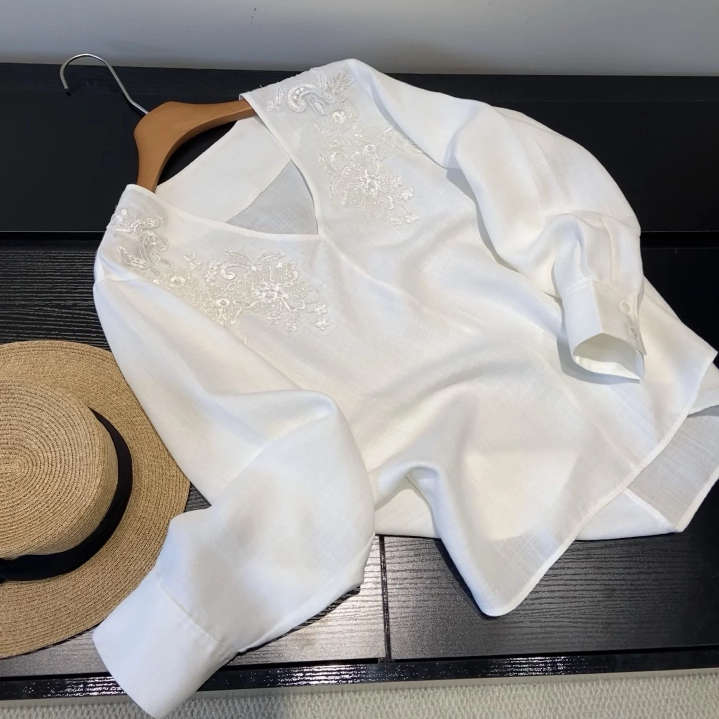 

Универсальная белая блузка с вышивкой Moonlight, V-образным вырезом, объемной 3D-вышивкой бисером, весна-лето, женская модная блузка премиум-качества